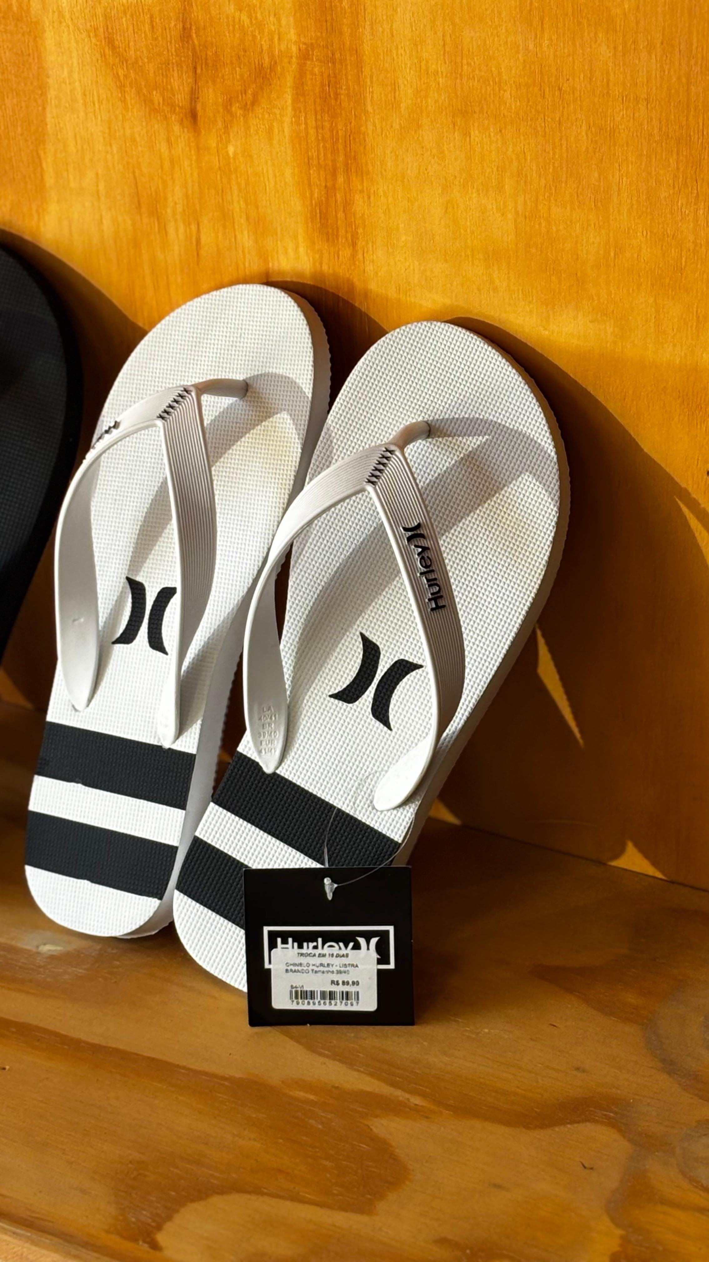 Chinelo Hurley - Listra Branco