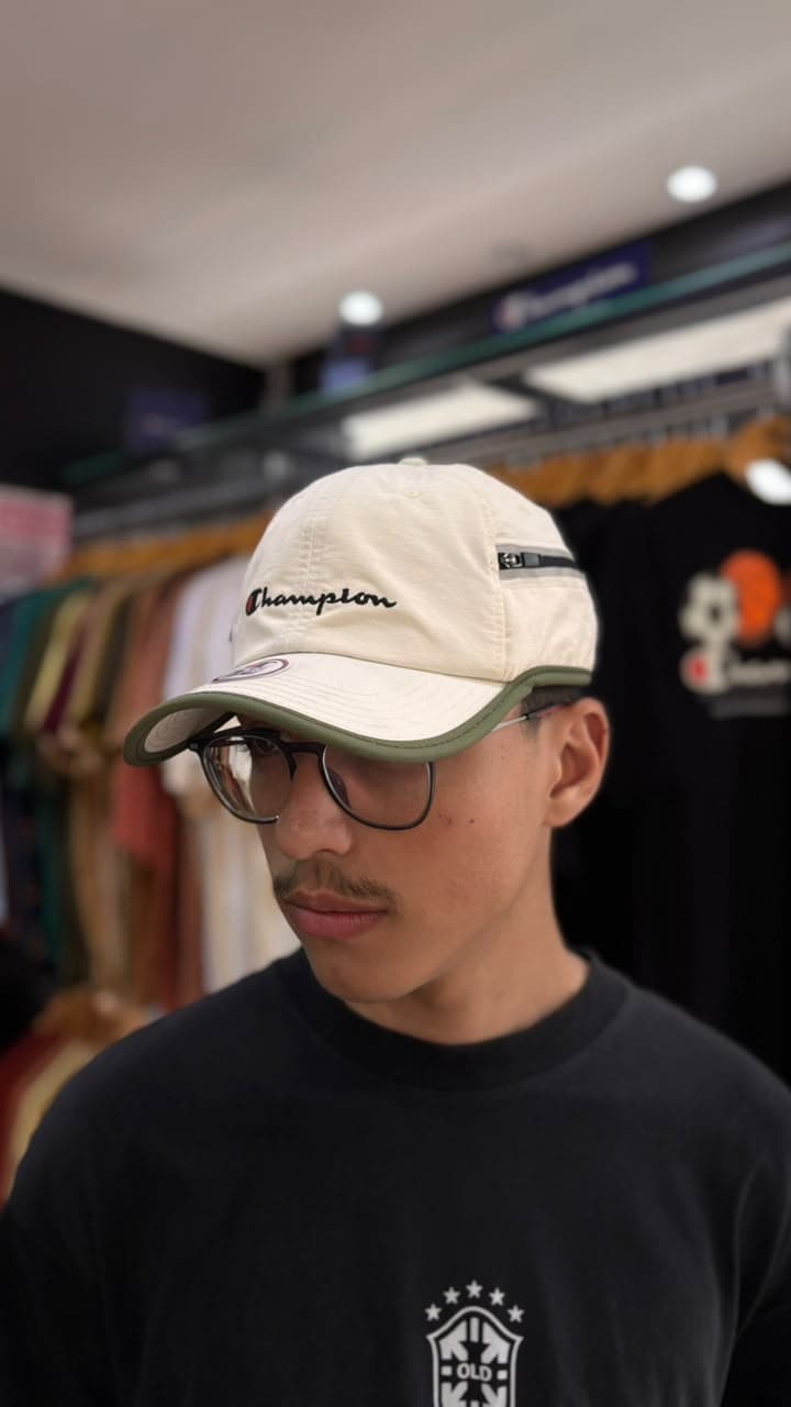 Boné Champion - Six Panel Nylon Zip Script Off White